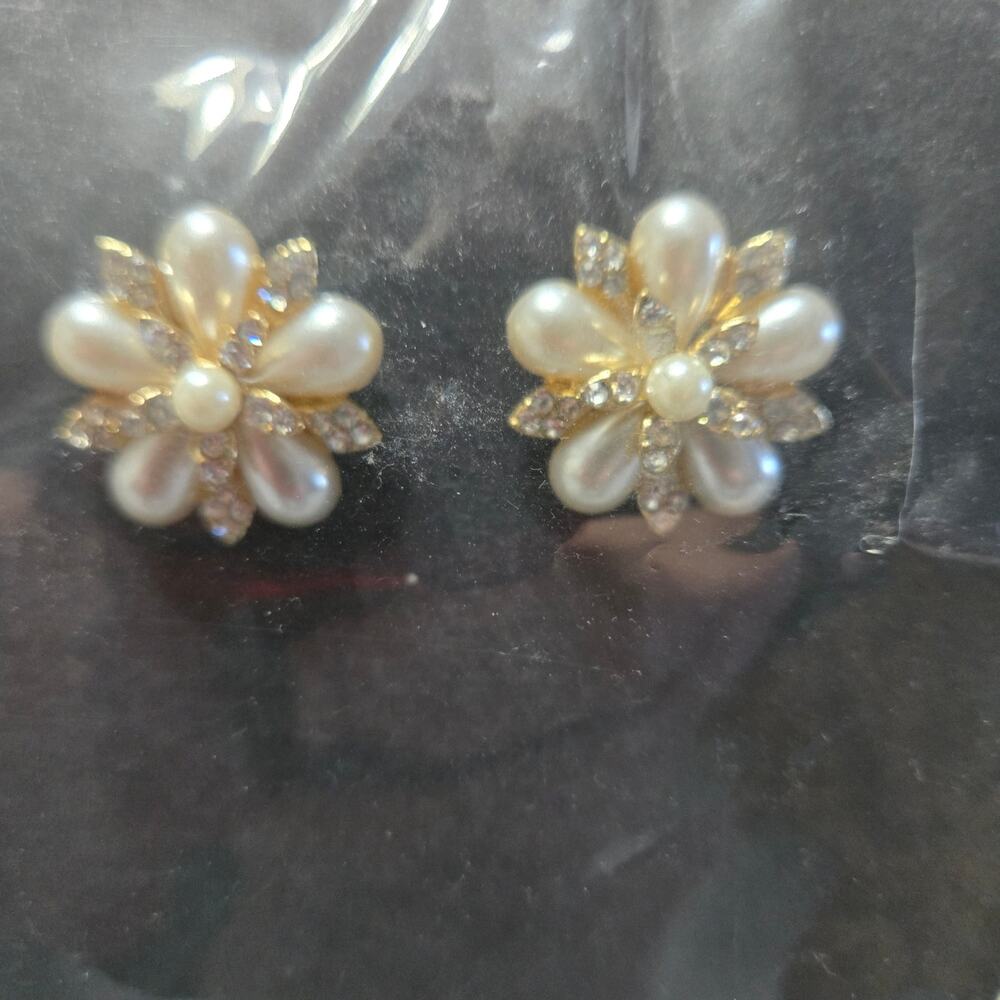 Multi-Strand Faux Pearl Floral Brooch Necklace & Stud Earrings Set - Picture 2 of 4